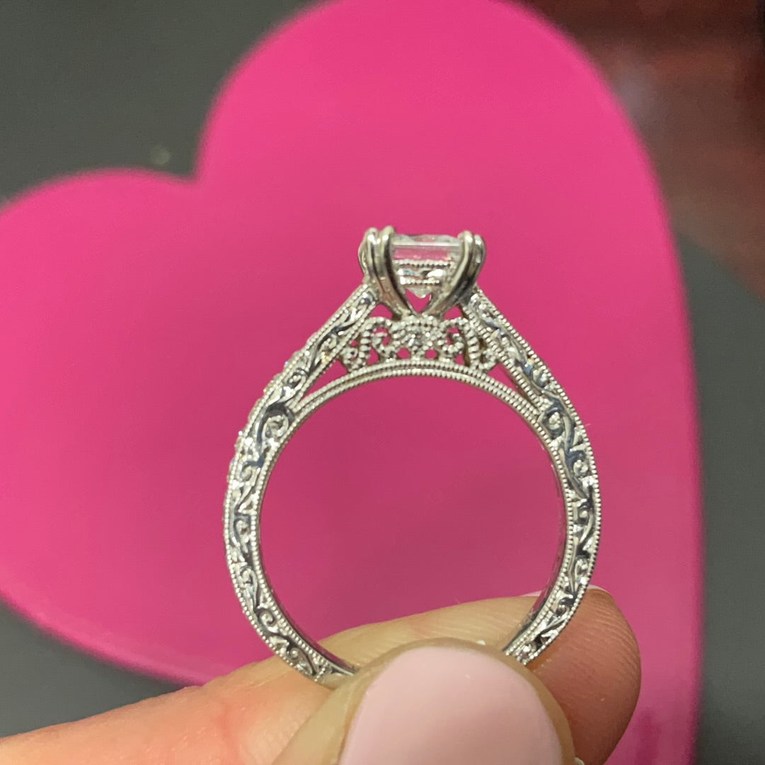 Charlotte Hand Eng 18k .32 TW