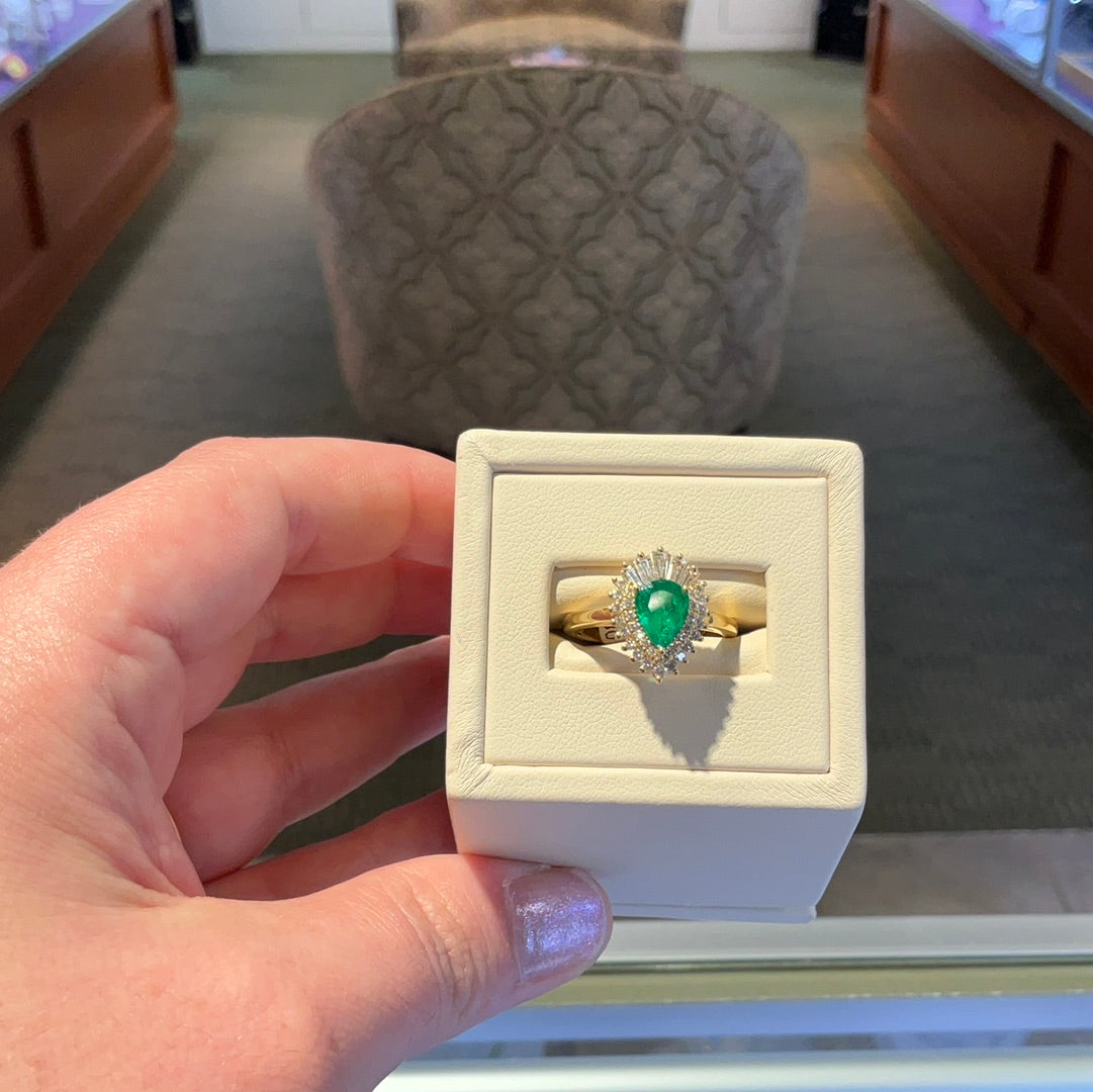 18KY Pear Emerald .80CT/Baguettes .25CT/Rd Dia .29CT