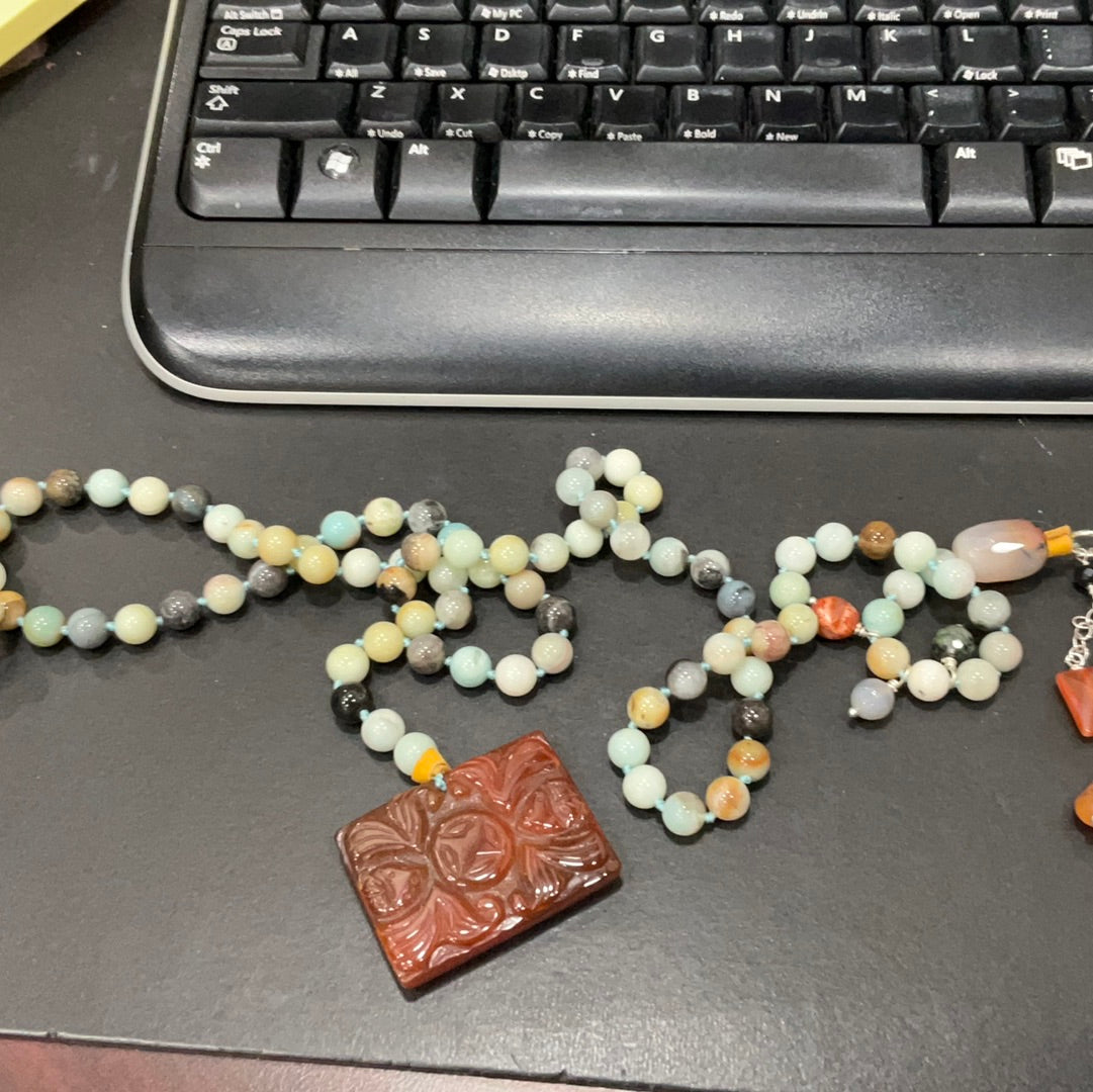 Amozonite with chain/stone