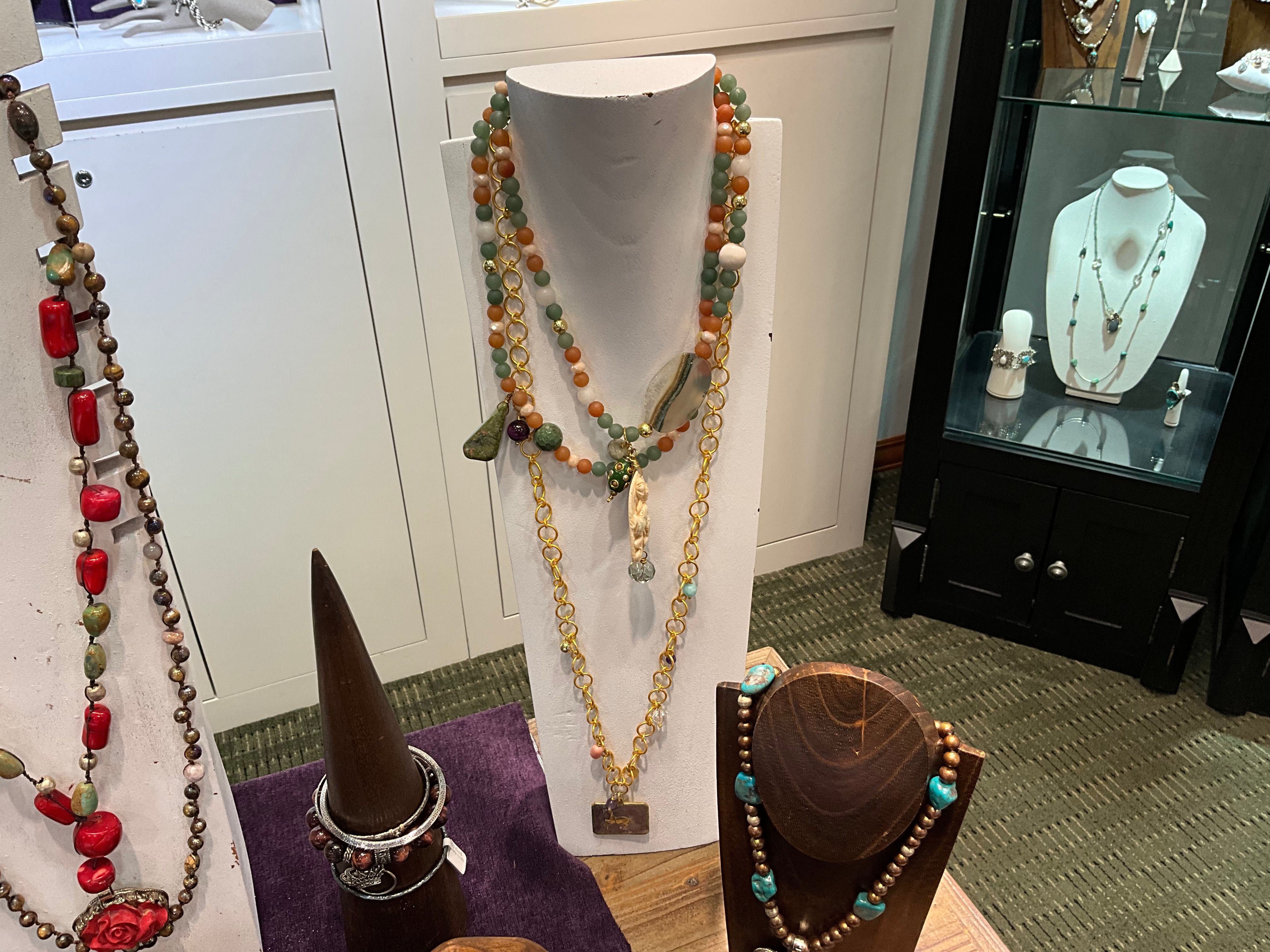 18kt plated w/stone vintageHors