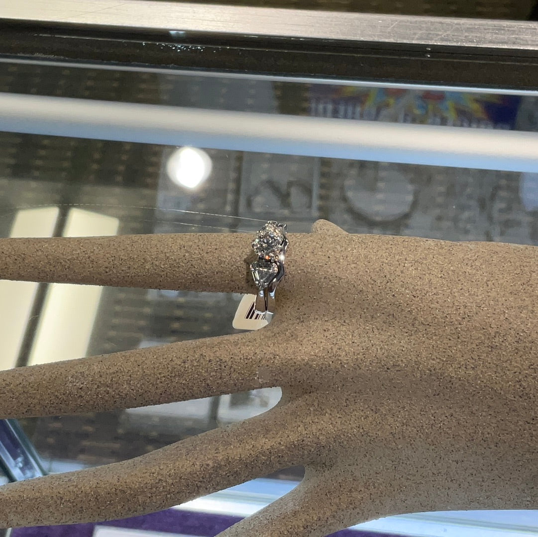Estate Ring Center .70 I SI1